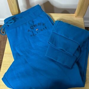 Tommy Hilfiger sweatpants, blue colour, relaxed fit. Size medium. Embroidered.